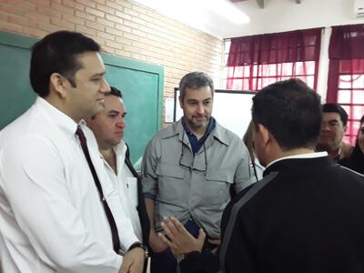 El presidente Mario Abdo Benítez, escuchando al intendente municipal de Horqueta, Jorge Urbieta y al director del IFD. En la ronda también está el ministro de Educación, Eduardo Petta y al concejal departamental Carlos Ledesma.