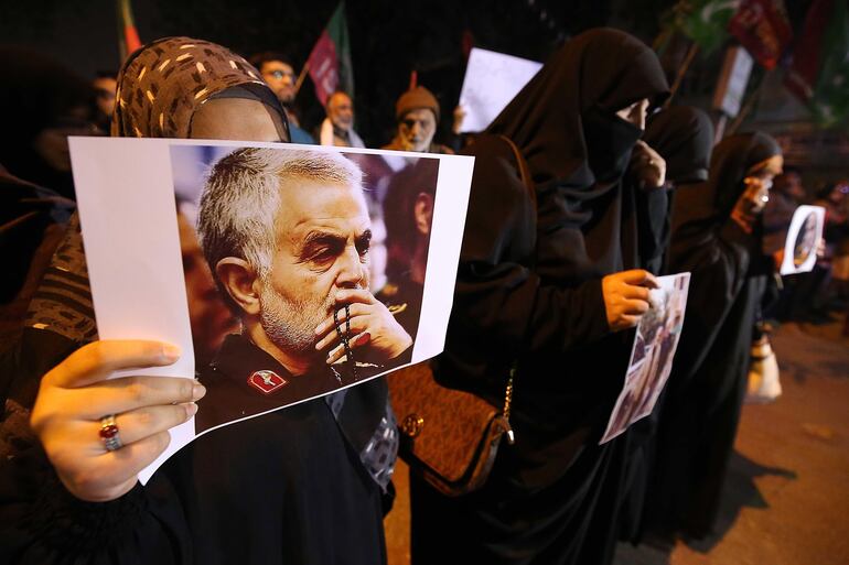 Manifestantes con fotografías del general Qasem Soleimani durante una protesta en Karachi, Pakistán, este martes.