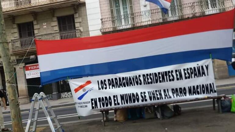 Paraguayos residentes en Barcelona se manifestaron contra el Gobierno.