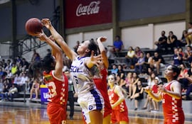 las-chicas-de-felix-perez-cardozo-y-sol-de-america-lidian-por-el-balon-en-el-aire-sol-gano-y-se-puso-a-un-paso-del-cetro-del-clausura--233827000000-1654223.jpg