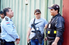 agentes-intervinientes-proceden-a-la-aprehension-del-guardia-de-seguridad-jorge-duarte-como-parte-de-las-pesquisas-realizadas-sobre-robo-en-la-bov-193513000000-1833674.jpg