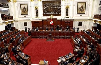 El Congreso peruano fue disuelto por el Presidente, quien convocó a elecciones; mientras, el Parlamento destituyó al mandatario.
