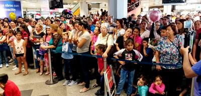 En el aeropuerto se experimentan varias emociones por volver a ver a los familiares que están hace años 
en el extranjero.