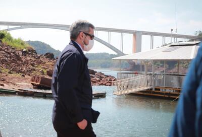 Mario Abdo (c) visitó ayer la zona primaria del Puente de la Amistad en Ciudad del Este. El Mandatario agradeció a las fuerzas públicas y funcionarios apostados en el control fronterizo.