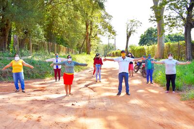 Los pobladores de la compañía San Bonifacio utilizando tapabocas y con la distancia recomendada realizaron ayer una manifestación.