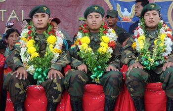 los-soldados-bolivianos-que-regresaron-de-chile-fueron-recibidos-con-honores-militares-ayer-afp-212003000000-523413.jpg