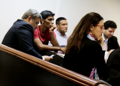 Los acusados, Diego Pesoa (remera roja) y William Manzur (camisa celeste). A la derecha, Jemina Jacquet.
