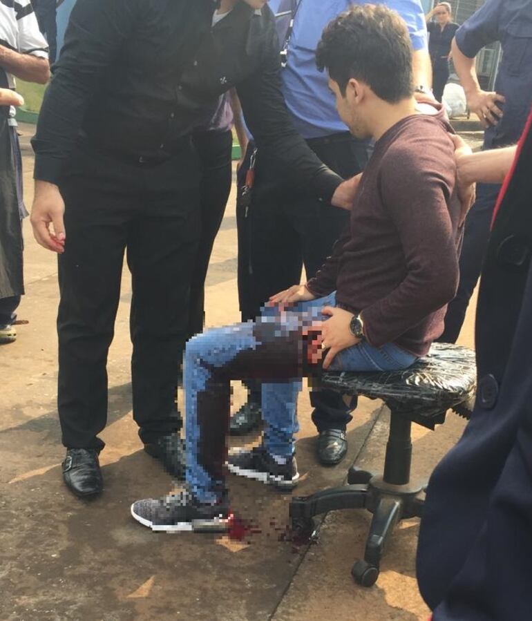 El joven fue asistido rápidamente por los testigos.