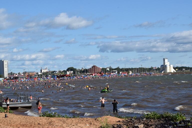 Bañistas coparon playas encarnacenas en el primer día del año.