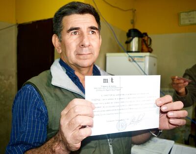 Eligio Gómez  exhibe la constancia de su absolución, expedida por el director de la cárcel regional de Concepción. Fue en junio del año pasado.