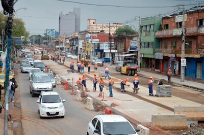 Obreros de  Mota Engil, cuando aún ejecutaban las obras en el centro de Fernando de la Mora, sobre la ruta Mariscal Estigarribia.