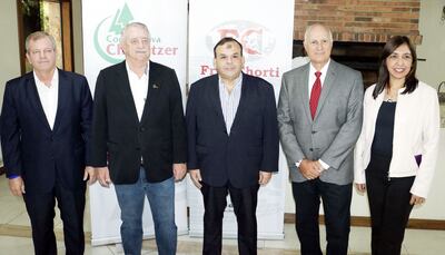 Directivos de la Cooperativa Chortitzer y Aseguradora Tajy S.A. durante el acto de entrega de la primera parte de la indemnización que percibirá la importante cooperativa, que brinda trabajo en el Chaco.