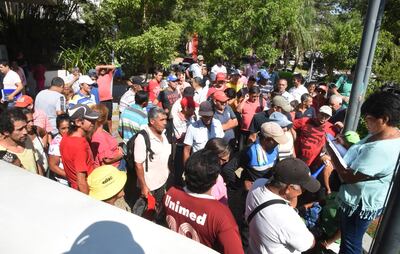 Cuidacoches se manifestaron ayer frente a la Comuna para poder seguir en las calles.