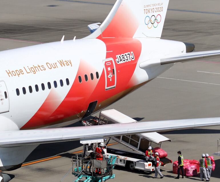 El avión que transportará la llama olímpica de Grecia a Japón.