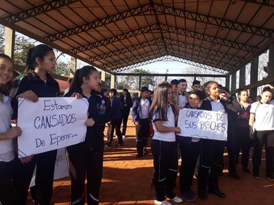 Los estudiantes exigen el nombramiento de un nuevo director.