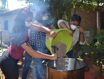 La comida la prepara un grupo de ocho jóvenes, en la casa de Héctor Santa Cruz, ubicada en el barrio Obrero.