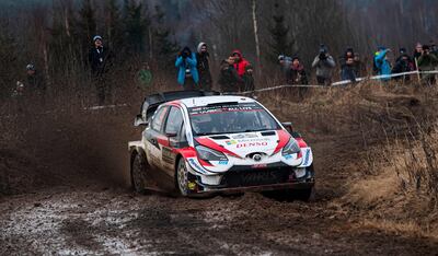Sin nada de nieve, pero con mucho barro se corrió ayer, donde sigue liderando Elfyn Evans.