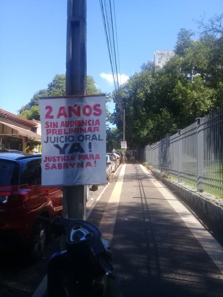 En las calles de Asunción se colocaron carteles para recordar que ya pasaron dos años desde el crimen. Piden justicia para Sabryna.