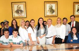 alumnos-de-varios-colegios-junto-con-los-organizadores-del-proyecto-cultural-educativo--203116000000-1702391.jpg