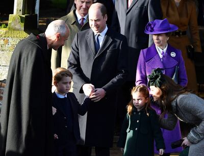 El príncipe William (centro), rodeado de su familia luego del tradicional servicio navideño de la Familia Real.