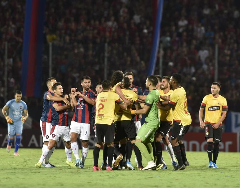 La impotencia llevó a los futbolistas azulgranas a una pelea en el campo.