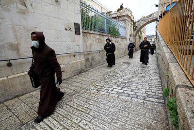 Failes franciscanos recorren las vacías calles de Jerusalén, siguiendo la Vía Dolorosa, el camino de Jesús rumbo a su crucifixión, en un atípico Viernes Santo, cuando cada año miles de peregrinos colman la ciudad.
