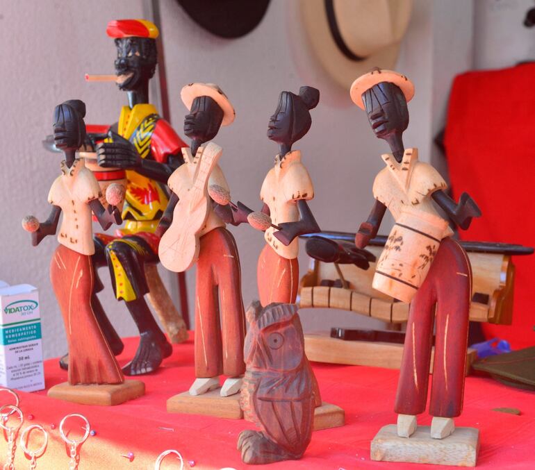 Muñecos cubanos tallados en madera y pintados a mano.