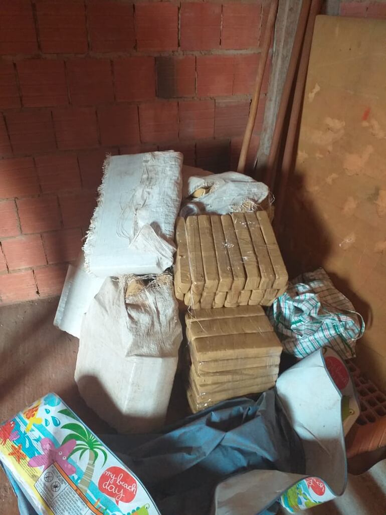 Los intervinientes hallaron un total  de 300 “ladrillos” de marihuana lista para su comercialización.