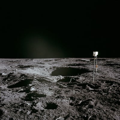 Vehículo rover en la Luna.