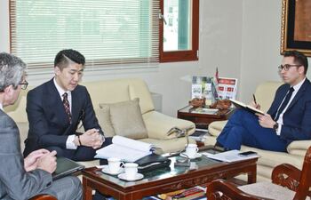 odbayar-erdenetsogt-c-en-reunion-con-los-funcionarios-de-la-embajada-paraguaya-en-seul-corea--213239000000-1706760.jpg