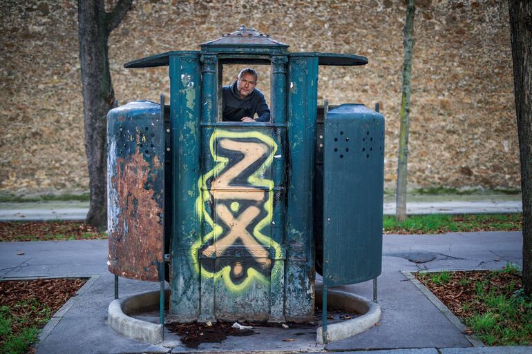 El fotógrafo francés Marc Martin posa para fotografías en el último baño público original del siglo XIX (también conocido como Vespasienne en francés) ubicado cerca de la prisión 'La Sante' en París, Francia, el 20 de noviembre de 2019.