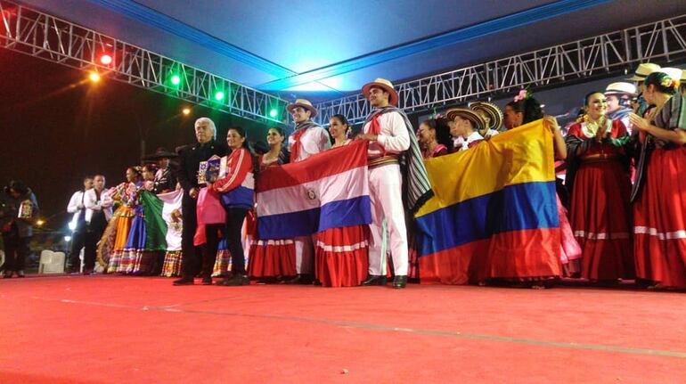 Danza paraguaya en evento peruano en Lima.