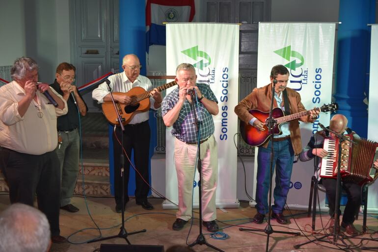 Presentación del grupo Pagamos para tocar y Vuelos de armónica.