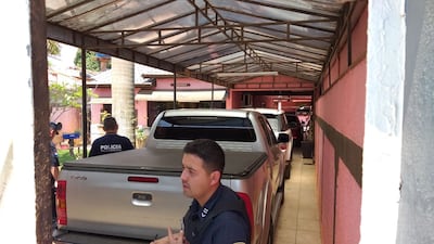 Los efectivos policiales están verificando la zona del doble crimen.