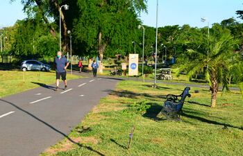 La municipalidad de Villa Elisa reabrió desde ayer miércoles el paseo parque, pero con estrictas medidas sanitarias, para evitar el contagio del covid-19