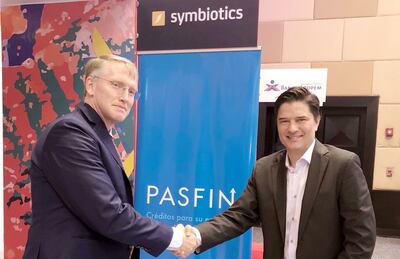 Chuck Olson, de PASFIN, y Sebastián Sombra, de Symbiotics, firmaron el acuerdo financiero.