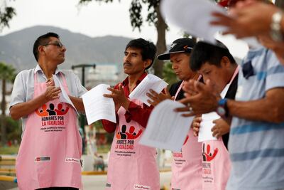 Integrantes del proyecto "Hombres por la igualdad" participan en una actividad, en Lima (Perú).