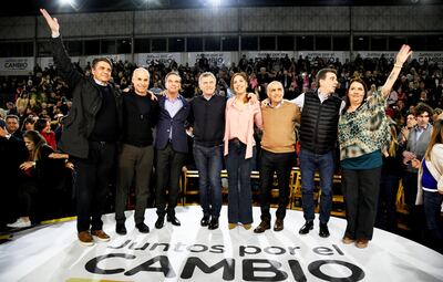 El presidente argentino Mauricio Macri (4° izq.) y su compañero de fórmula Miguel Ángel Pichetto (a su derecha) durante el cierre de campaña electoral, de cara a las primarias del domingo.