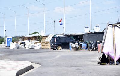 Las familias se dedican al reciclado. Se puede ver que tienen automóviles, y servicio de internet y televisión por cable.