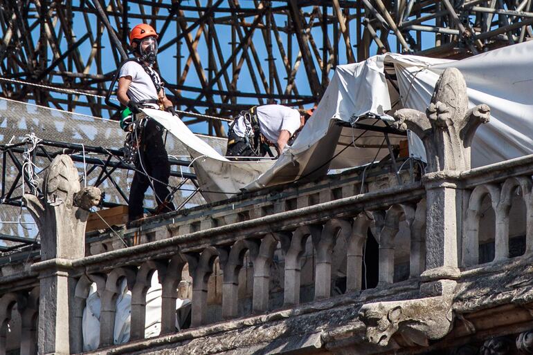 Luego de tomarse todas las medidas de seguridad para la salud de los trabajadores prosiguen las tareas de restauración de la incendiada Catedral de Notre Dame, en Paris (Francia).