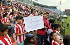 los-ninos-de-la-villa-esperanza-portando-una-pancarta-alusiva-a-la-campana-por-un-clasico-sin-violencia--211747000000-1486967.jpg