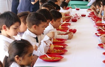 alumnos-de-la-escuela-talavera-richer-de-lambare-en-pleno-almuerzo-escolar--194016000000-1775260.jpg
