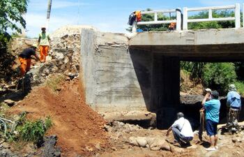 el-puente-que-conecta-3-de-mayo-con-marambure-tuvo-que-ser-reparado-luego-de-seis-meses-de-su-habilitacion-la-obra-estuvo-a-cargo-de-eah-construc-204302000000-1320321.jpg
