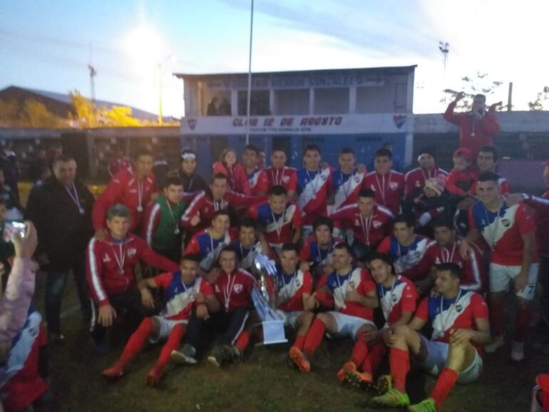 El festejo del campeón con la Copa.