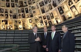el-secretario-de-defensa-estadounidense-ashton-carter-2-dcha-visita-el-museo-del-holocausto-yad-vashem--141523000000-1356190.JPG