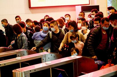 Pasajeros en una estación de tren en una localidad china en el epicentro de la epidemia, donde esta había comenzado a retroceder, pero existe el peligro de un rebrote de casos.