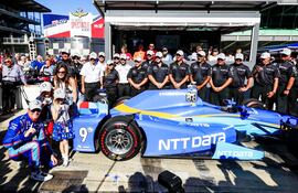 el-neozelandes-scott-dixon-celebra-con-los-integrantes-del-equipo-chip-ganassi-racing-honda-la-pole-que-obtuvo-para-las-500-millas-de-indianapolis--213653000000-1588245.jpg