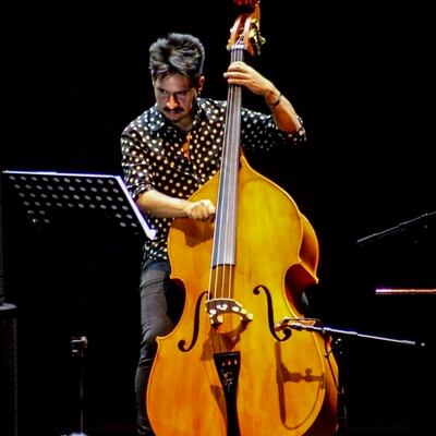 El contrabajista y gestor cultural chileno Eduardo Quezada, organizador.