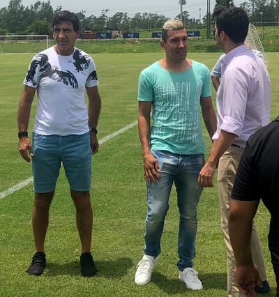 Égdar “Pájaro” Benítez junto al directivo Santi Sosa y a su derecha el técnico Gustavo Costas.