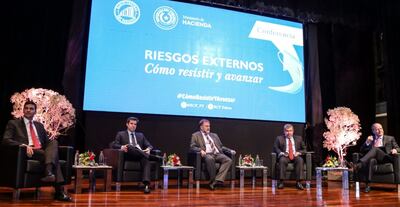 Santiago Peña, José Cantero, Benigno López, Manuel Ferreira y  Carlos Fernández Valdovinos  en  la conferencia del  BCP (izq. a der.).